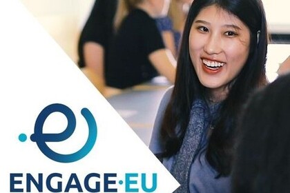Eine Studentin mit langen schwarzen Haaren blickt in die Kamera. Links ist das Logo von "Engage.Eu. European University" zu sehen.