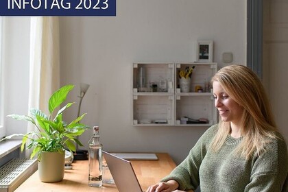 Eine Studentin arbeitet zu Hause am Laptop. Link: Instagram-Post Digitaler Master-Infotag