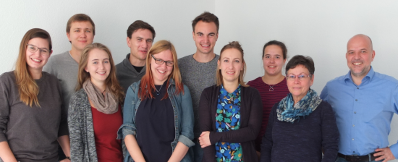 HWS 2017 Gruppenbild des Lehrstuhls vor einer weißen Wand, HWS 2017