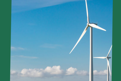 Zwei Windräder in einer grünen Landschaft unter einem blauen Himmel mit Wolken. Oben links steht „Green Uni MA“ 