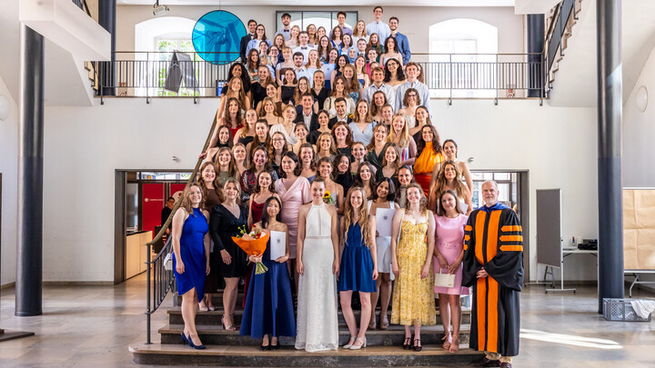 Gruppenbild aller Absolvierenden der Psychologie 2025