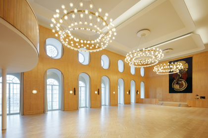 Saal mit Kronleuchtern