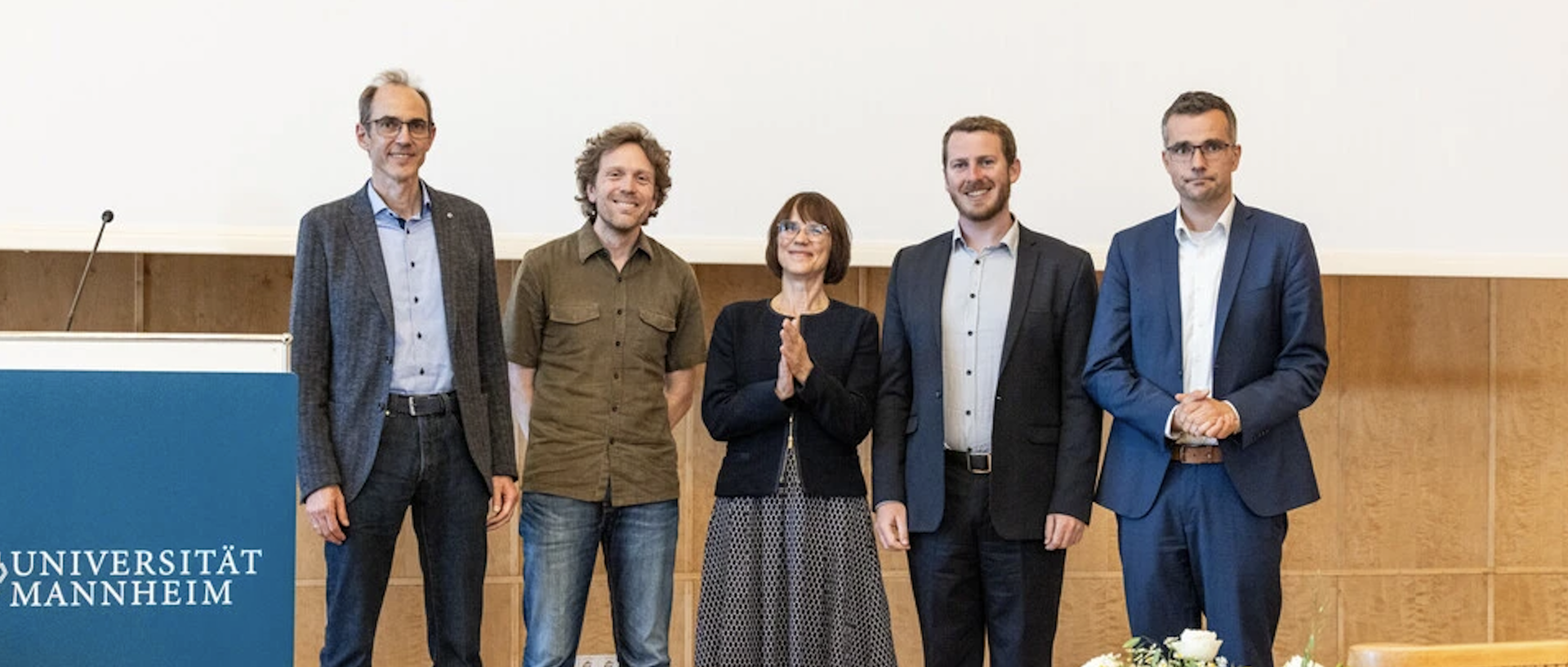 Fünf Personen stehen auf einer Bühne und bekommen der Lehrpreis 2024 überreicht.