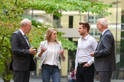 Vier Mitarbeitende der Universität Mannheim unterhalten sich.