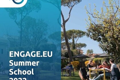 Studierende arbeiten an einem Tisch im Freien unter Bäumen auf einer Wiese. Die linke Bildhälfte zeigt das Logo von ENGAGE.EU und den Text "ENGAGE.EU Summer School 2022".