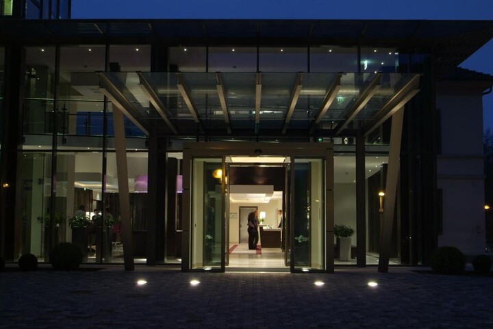 Eingang vom Hotel René Bohn bei Nacht