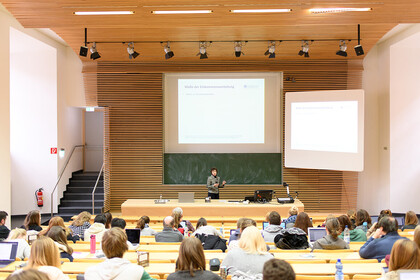 In einem Hörsaal findet eine Vorlesung statt. 