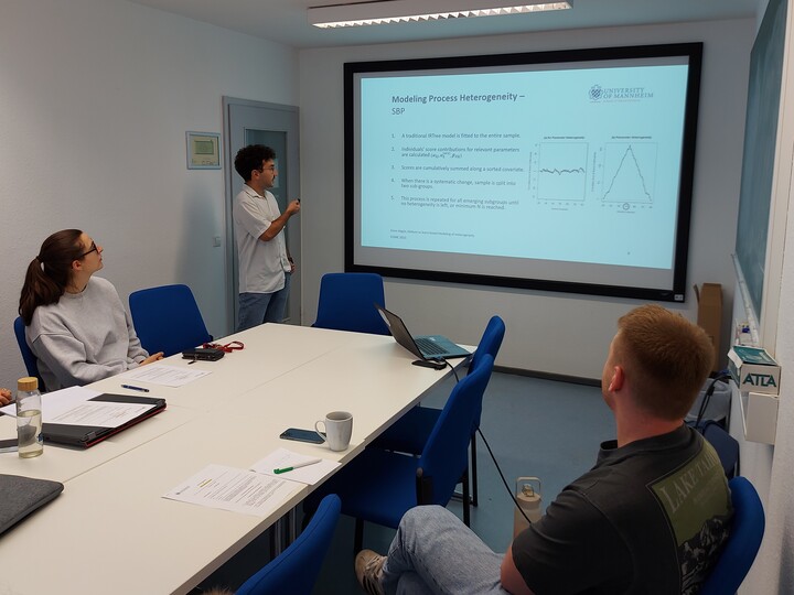 Researcher presenting their work in the colloquium of the lab group