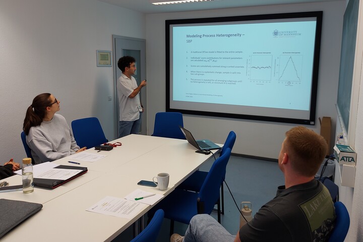 Researcher presenting their work in the colloquium of the lab group