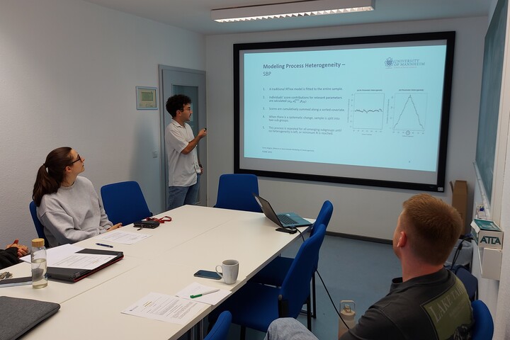 Researcher presenting their work in the colloquium of the lab group