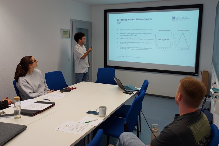 Researcher presenting their work in the colloquium of the lab group