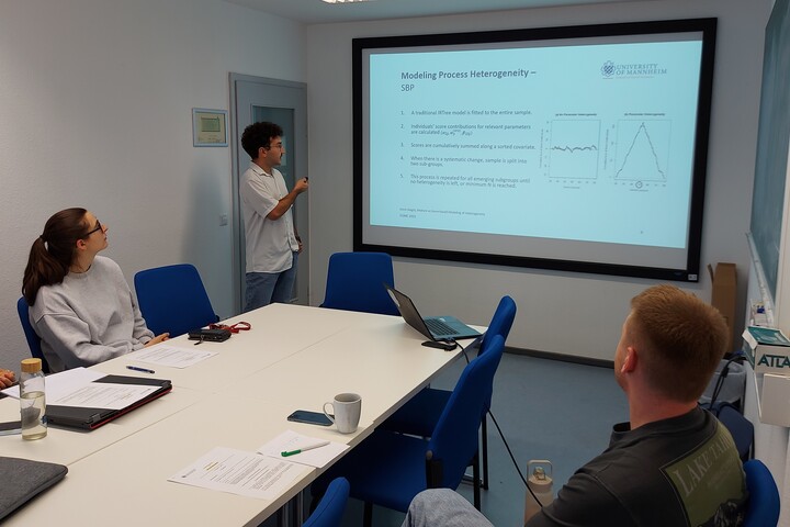 Researcher presenting their work in the colloquium of the lab group