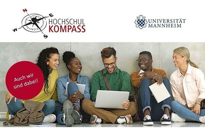 Werbeflyer für Hochschulkompass, obere Bildhälfte: Fünf Studierende sitzen nebeneinander an eine Wand gelehnt, lachen gemeinsam und schauen in einen Laptop. Darunter Text: "Wer suchet, der findet". Oben Logos von Hochschulkompass und der Universität, unten die Homepage-Adresse von Hochschulkompass.
