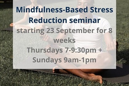 In der Mitte steht: "Achtsamkeitsbasiertes Stressreduktionsseminar. ab 23. September für 8 Wochen. Donnerstags 7-9:30 nachmittag und Sonntags 9 Uhr morgens bis 1 Uhr nachmittags." 