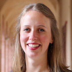 Portraitfoto von Meike Selbach vor dem Mannheimer Schloss.