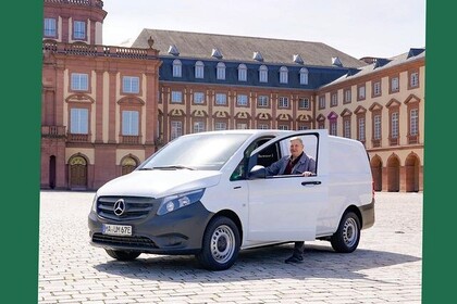 Auf dem Ehrenhof steht ein großes weißes Auto. Oben links steht "Green Uni MA".