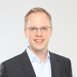 FDP Baden Wuerttemberg Wahlkampf Blonder Mann in Anzug mit Brille vor weißem Hintergrund