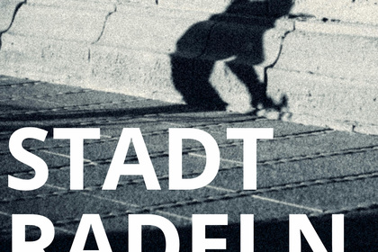 Frau im Hintergrund schwarzweiß