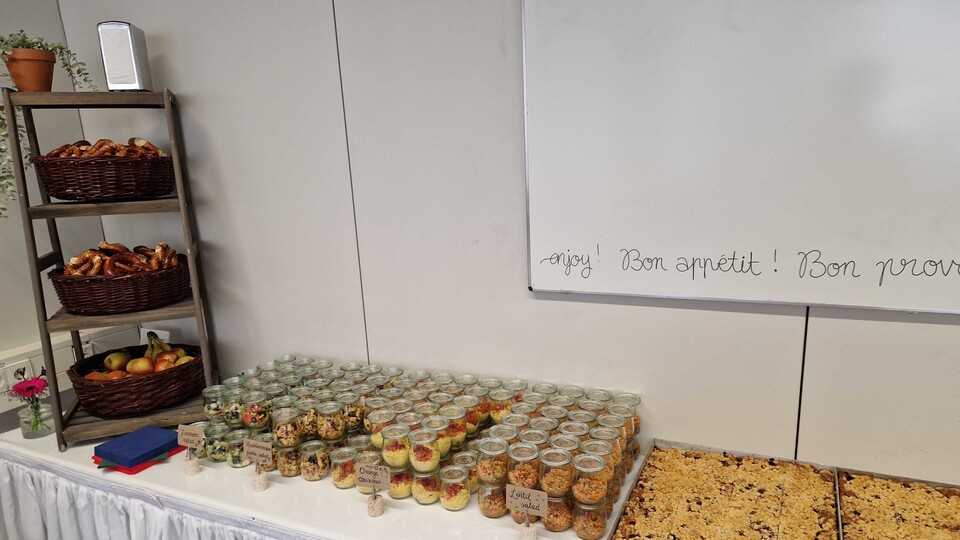 Catering-Tisch mit Kuchen