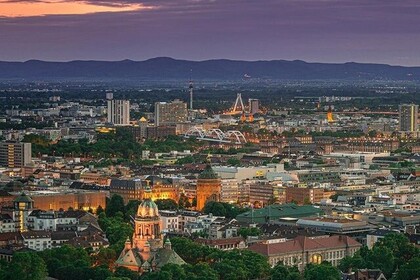 Luftaufnahme vom Sonnenuntergang über Mannheim. Im Hintergrund die Pfälzer Berge. Link: Instagram-Post Neue Mannheim-Website