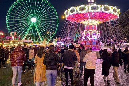 Bunt beleuchtetes Riesenrad und Kettenkarussell bei Nacht. Link: Instagram Post Oktobermesse Mannheim