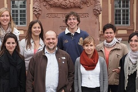 Gruppenbild des Lehrstuhls vor dem Schloss, HWS 2011