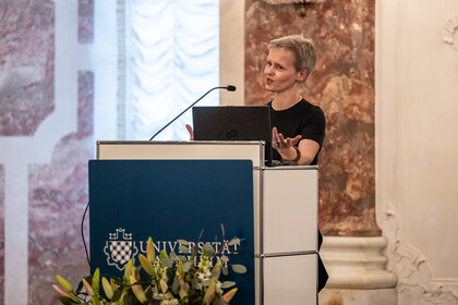 Prorektorin Prof. Dr. Cornelia Ruhe bei ihrer Ansprache zur Lehrpreisverleihung 2025 im Rittersaal der Universität Mannheim