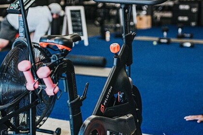 Aufnahme des Uni-Fitnessstudios. Im Vordergrund ist ein Sportgerät zu sehen. Unten rechts ist das Logo des IFS- Institut für Sport der Universität Mannheim.