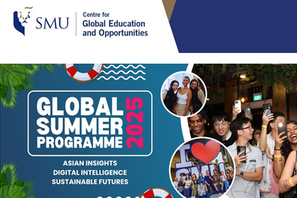 SMU Logo - Global Summer Programme 2025, viele glückliche junge Studenten mit Handys in der Hand, Gruppenfoto vor dem "I love SMU" Symbol, drei junge Frauen in die Kamera lächelnd
