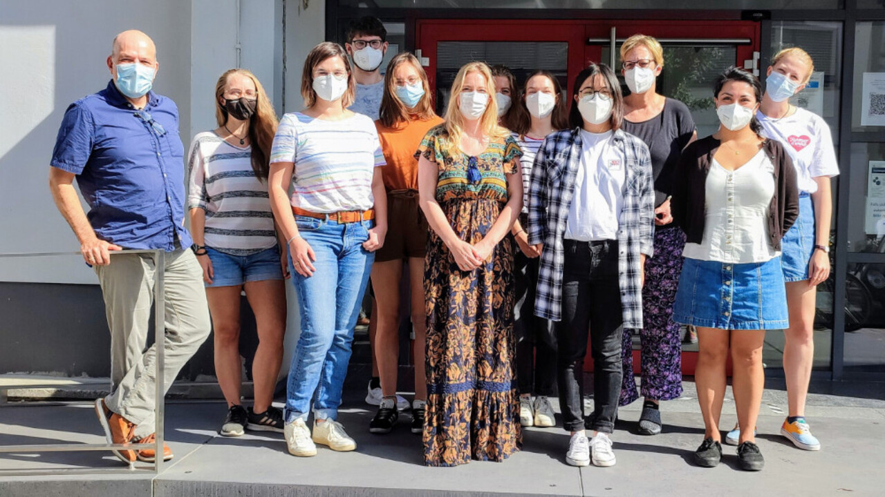 HWS 2021 Gruppenbild des Lehrstuhls vor einem universitären Gebäude, HWS 2021