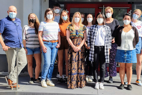 Gruppenbild des Lehrstuhls vor einem universitären Gebäude, HWS 2021