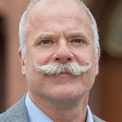 Porträt von Julian Dierkes, dem Dekan der Fakultät für Sozialwissenschaften
