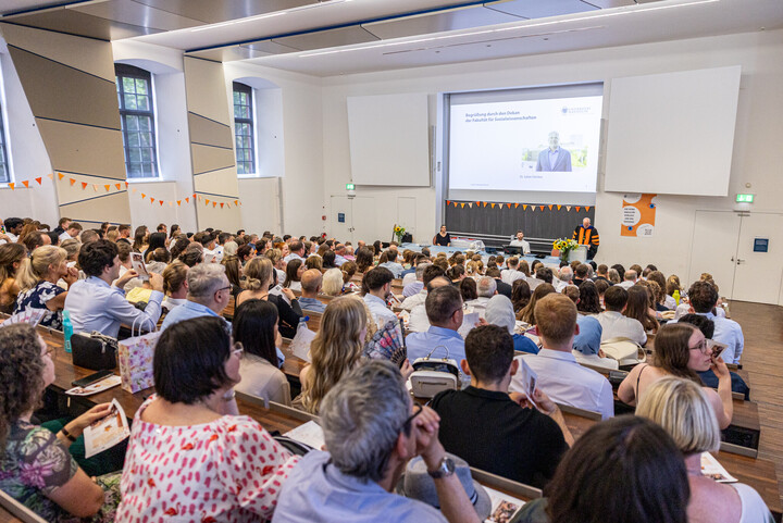 Hörsaal gefüllt mit Absolvierenden während der Abschlussfeier