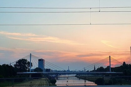 Blick auf einen Brücke bei Sonnenuntergang.