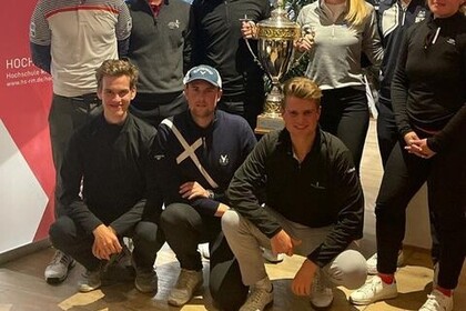 Aufnahme einer Gruppe von Personen. Zwei Personen halten einen großen goldenen Pokal in der Hand. Unten rechts ist das Logo des IFS- Institut für Sport der Universität Mannheim.