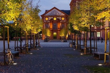 Aufnahme des Ostflügels der Universität Mannheim bei Nacht.