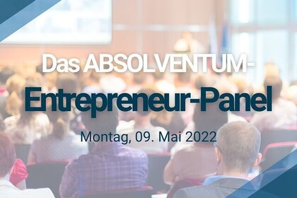 Publikum von hinten in formaler Kleidung, das einem Vortrag lauscht. Mittig im Vordergrund Text: "Das ABSOLVENTUM-Entrepreneur-Panel Montag, 09. Mai 2022". In der rechten unteren Ecke das Absolventum-Logo.