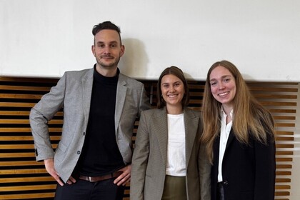 Zu sehen sind Alin Schröder, Valentin Ziellenbach und Julia Lippertz nebeneinander stehend und in die Kamera lächelnd