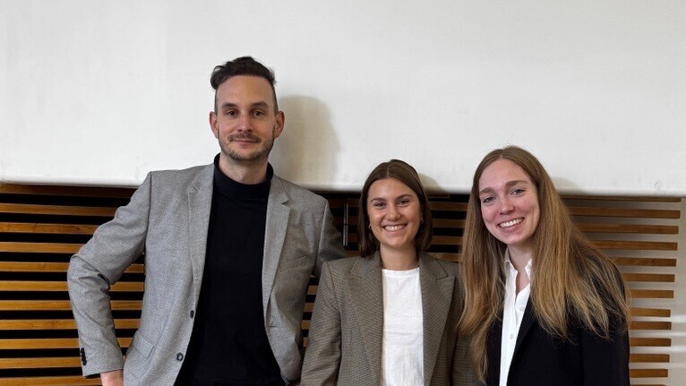 Zu sehen sind Alin Schröder, Valentin Ziellenbach und Julia Lippertz nebeneinander stehend und in die Kamera lächelnd