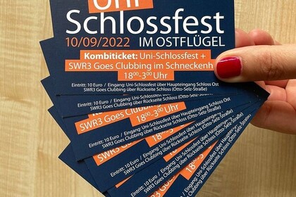Eine Hand hält viele Tickts in der Hand mit der Aufschrift: Uni-Schlossfest 10.09.2022 im Ostflügel. Kombiticket: Uni-Schlossfest +SWR3 Goes Clubbing im Schneckenhof. 18:00 bis 3:00 Uhr.