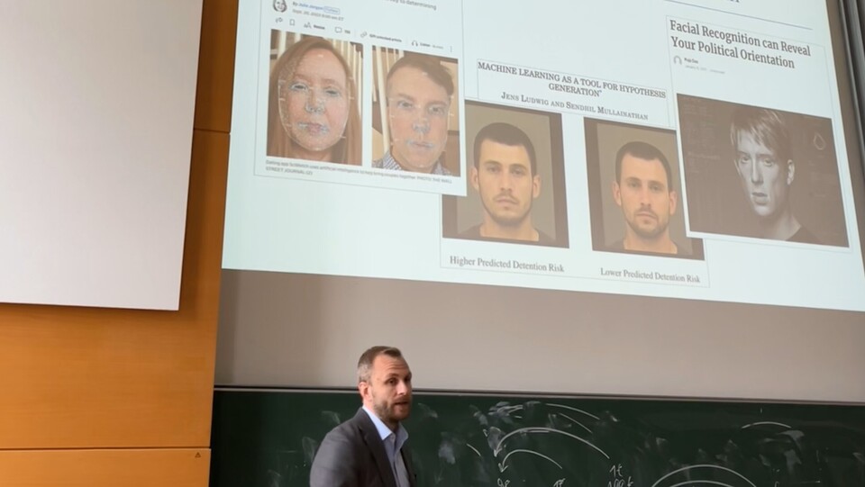 Marius Guenzel am unterrichten vor einem Whiteboard