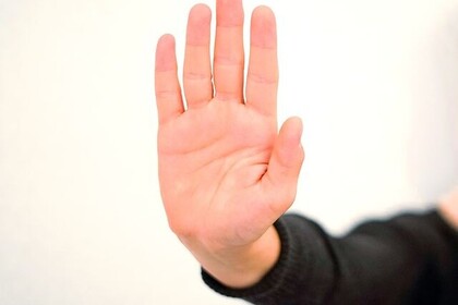 Nahaufnahme einer flachen  Hand.