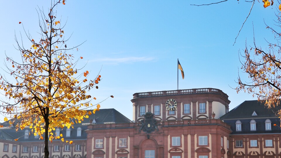 Das Mannheimer Schloss erstrahlt in der Herbstsonne.
