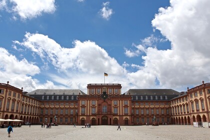 Mannheimer Barockschloss mit Ehrenhof an einem blauen bewölktem Himmel
