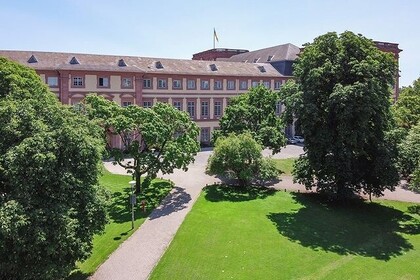 Blick auf den Westflügel der Universität Mannheim.