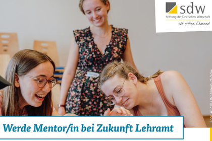 Eine Studentin hilft Schüler*innen beim Lernen.