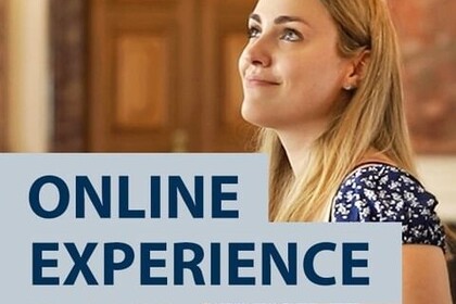 Eine weiblich gelesene Studierende blickt leicht lächelnd in die linke obere Bildecke. Sie steht in einem holzverkleideten, beleuchteten Saal des Schlosses. Mittig zieht sich der Schriftzug "Online Experience Days" durch das Bild.