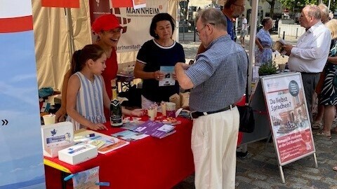Besucher vor dem Stand der Deutsch-Französischen Vereinigung und des Romanischen Seminars beim Bal Populaire.