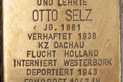 Stolperstein für Otto Selz Goldener Stolperstein von Otto Selz. Hier wohnte und lehre Otto Selz. Jahrgang 1881. Verhaftet 1938. KZ Dachau. Flucht Holland. Interniert Westerbork. Deportiert 1943. Ermordet 1943 in Auschwitz.