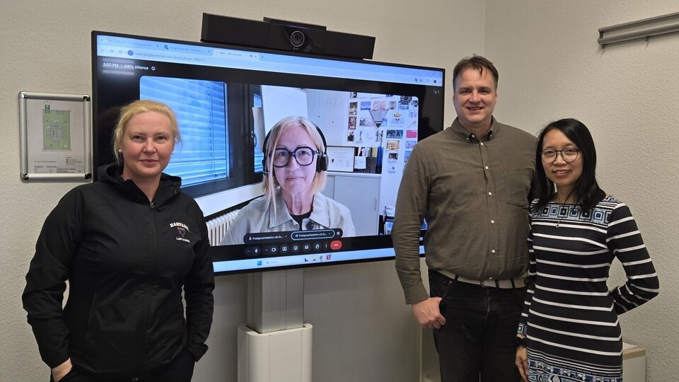A group picture of the members of the GRTL Alliance; left to right: Prof. Ann Kristin Glenster (Cambridge), Prof. Beate Ochsner (Konstanz, on screen), Prof. Marc Ratkovic (Mannheim) and Dr. Eirliani Abdul Rahman (Mannheim).